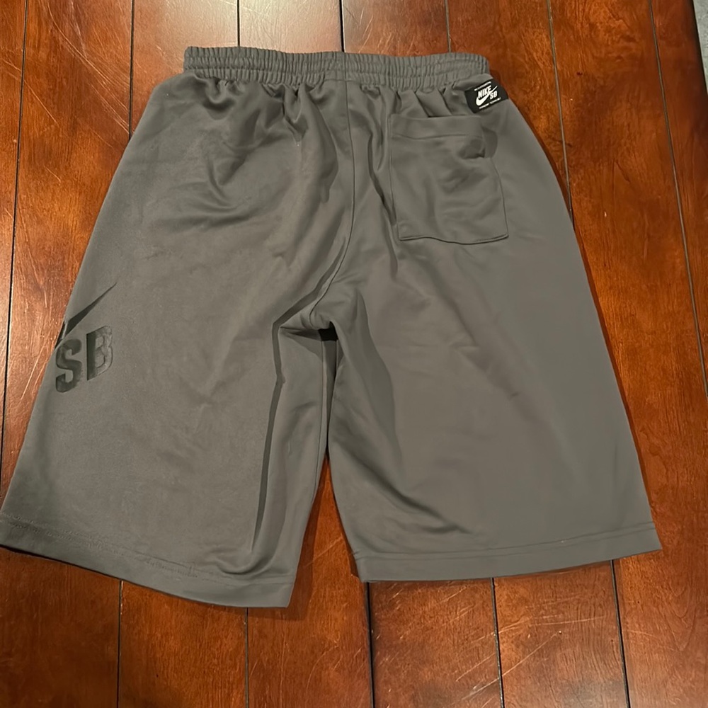 Nike Skateboard Grey & Black Shorts Size Large - Picture 2 of 10
